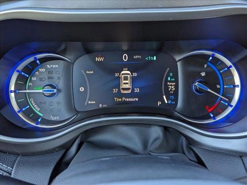 Used 2023 Chrysler Pacifica Touring-L image 11