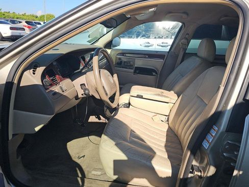 Used 2004 Lincoln Town Car Signature RWD image 8