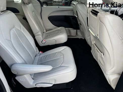 Used 2021 Chrysler Pacifica Touring-L w/ Uconnect Theater Family Group image 27