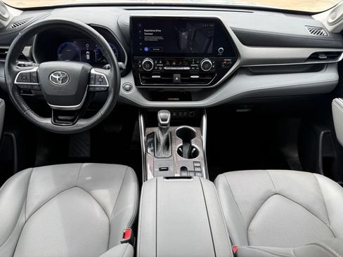Used 2023 Toyota Highlander Limited FWD image 23