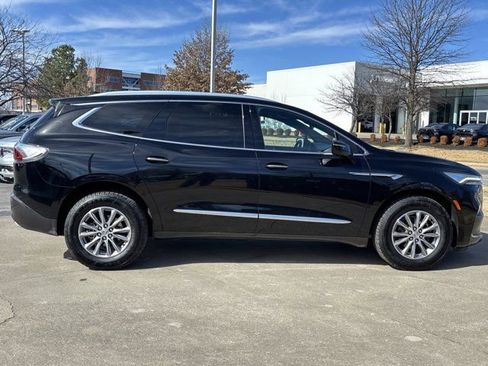 Used 2024 Buick Enclave Premium image 2