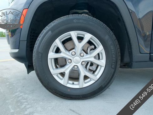 Used 2023 Jeep Grand Cherokee L Limited AWD/4WD image 9