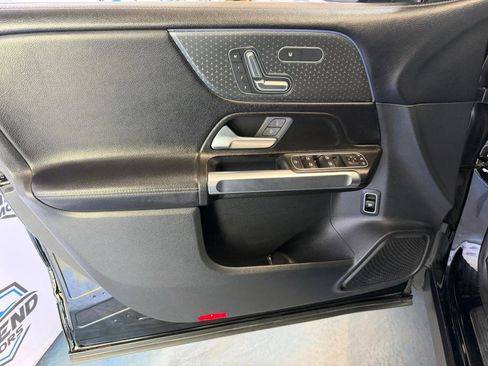 Used 2025 Mercedes-Benz GLB 250 4MATIC image 11