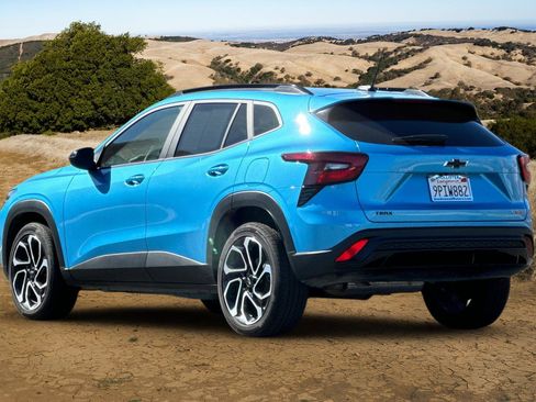 Used 2025 Chevrolet Trax RS w/ Sunroof Package image 6