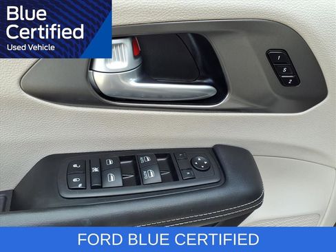 Used 2024 Chrysler Pacifica Touring-L image 25