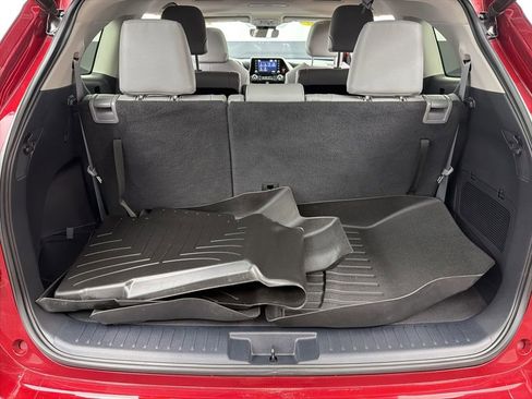 Used 2020 Toyota Highlander XLE AWD/4WD image 39