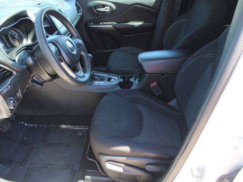 Used 2019 Jeep Cherokee Latitude w/ Popular Appearance Group AWD/4WD image 11