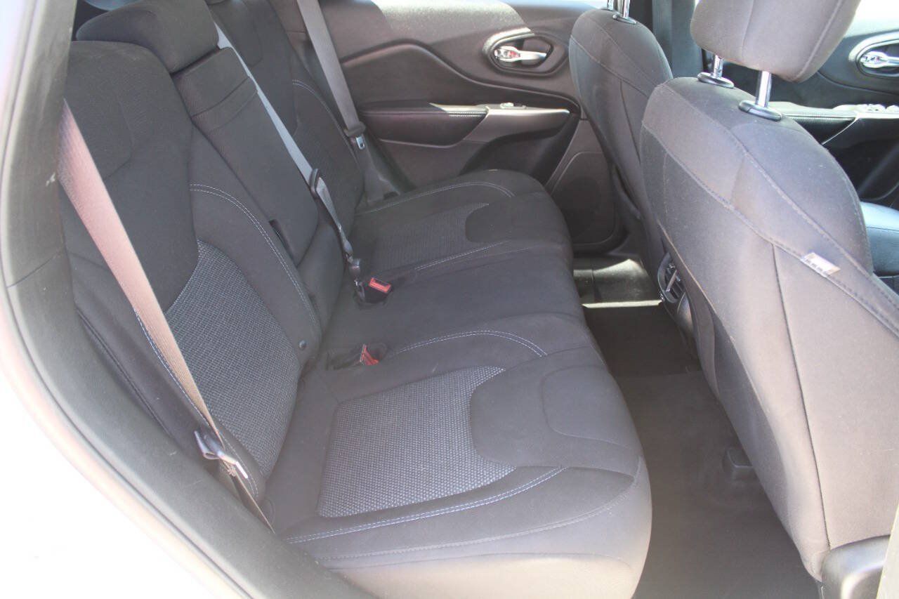 Used 2019 Jeep Cherokee Latitude w/ Popular Appearance Group AWD/4WD image 5