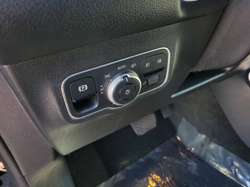 Used 2025 Mercedes-Benz GLB 250 image 31