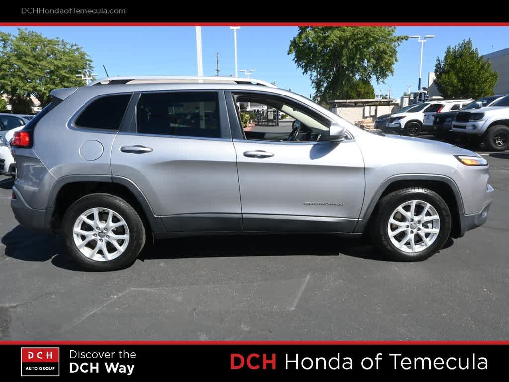 Used 2017 Jeep Cherokee Latitude w/ Safety/Convenience Group FWD image 5