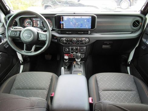 Certified 2024 Jeep Gladiator Mojave w/ Technology Group image 14