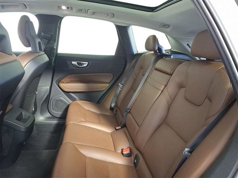 Used 2018 Volvo XC60 T5 Momentum w/ Vision Package image 10