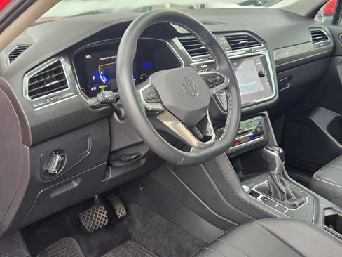 Used 2022 Volkswagen Tiguan SE FWD image 12