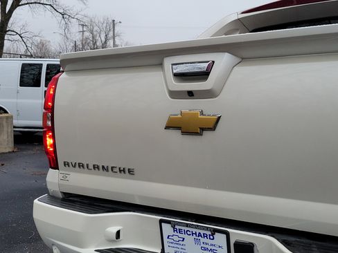 Used 2013 Chevrolet Avalanche LTZ image 8