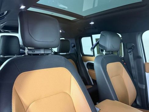 Used 2024 Land Rover Defender 130 X-Dynamic SE image 32