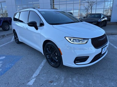 Used 2024 Chrysler Pacifica Touring-L w/ S Appearance Package image 2