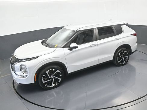 Used 2022 Mitsubishi Outlander SE image 53