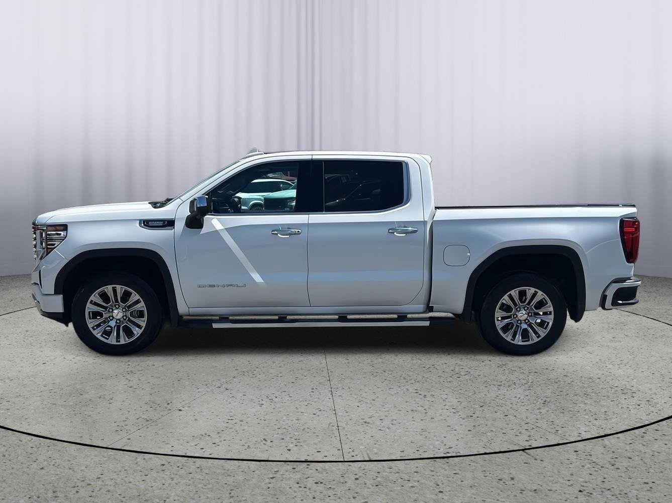 Used 2022 GMC Sierra 1500 Denali w/ Technology Package AWD/4WD image 2