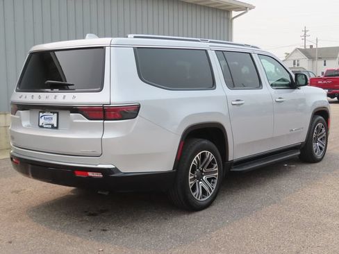 Used 2023 Jeep Wagoneer L Series II AWD/4WD image 3