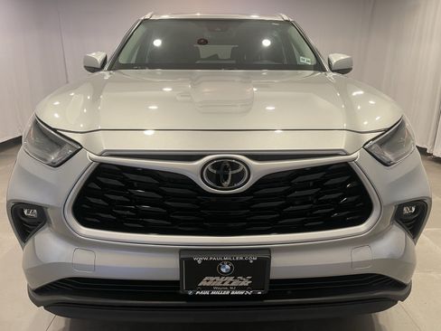 Used 2023 Toyota Highlander XLE AWD/4WD image 2