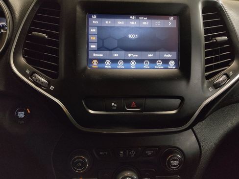 Used 2019 Jeep Cherokee Latitude Plus w/ Comfort/Convenience Group FWD image 25
