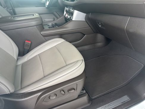 Used 2024 GMC Yukon SLT w/ SLT Luxury Package RWD image 17