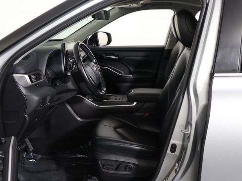 Used 2021 Toyota Highlander XLE image 27