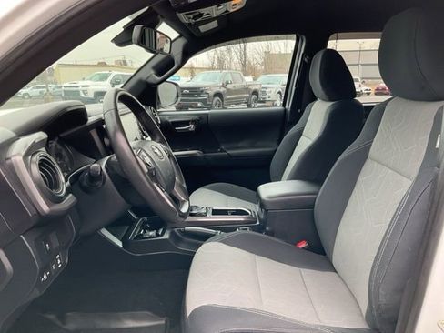Used 2020 Toyota Tacoma TRD Off-Road image 10