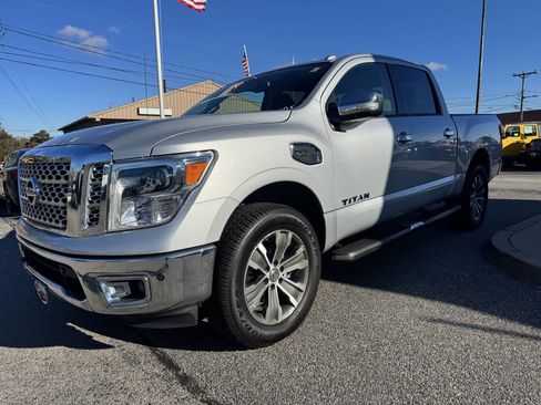 Used 2017 Nissan Titan SL image 3