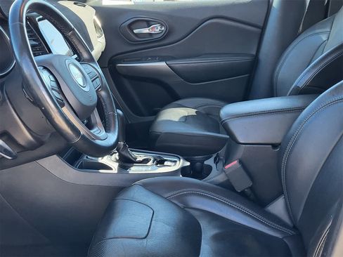 Used 2020 Jeep Cherokee Limited image 25