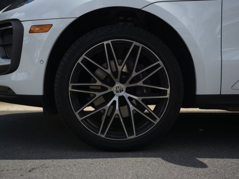 Used 2026 Porsche Macan AWD/4WD image 36