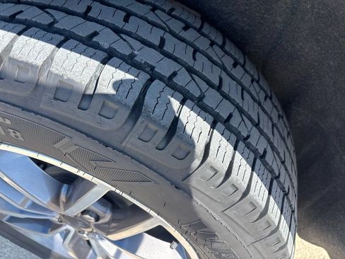 Used 2019 Jeep Grand Cherokee Laredo w/ 18" Wheel & 8.4" Radio Group AWD/4WD image 8