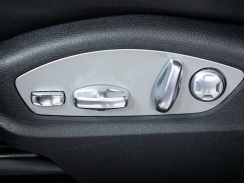 Certified 2025 Porsche Macan image 17