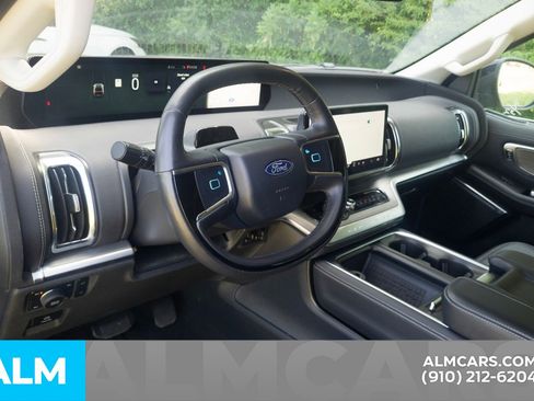 Used 2025 Ford Expedition Max Platinum AWD/4WD image 6