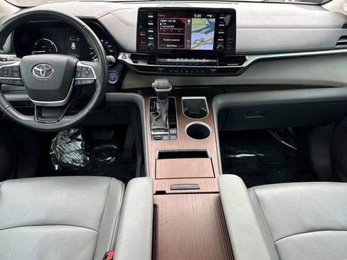 Used 2022 Toyota Sienna XLE w/ XLE Plus Package image 15