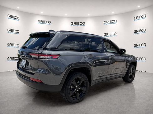 Used 2022 Jeep Grand Cherokee Altitude RWD image 12