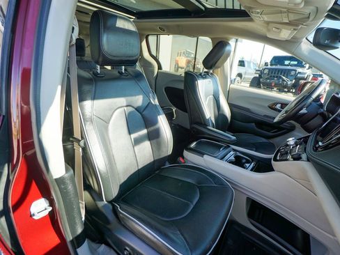 Used 2021 Chrysler Pacifica Limited w/ Uconnect Theater Family Group image 33