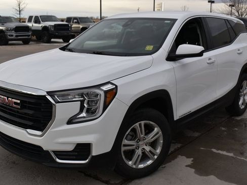 Used 2024 GMC Terrain SLE image 4