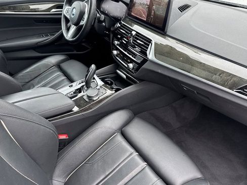 Used 2023 BMW 530e xDrive w/ Premium Package image 14