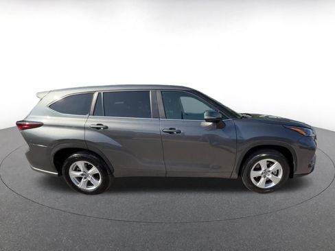 Used 2025 Toyota Highlander LE FWD image 16