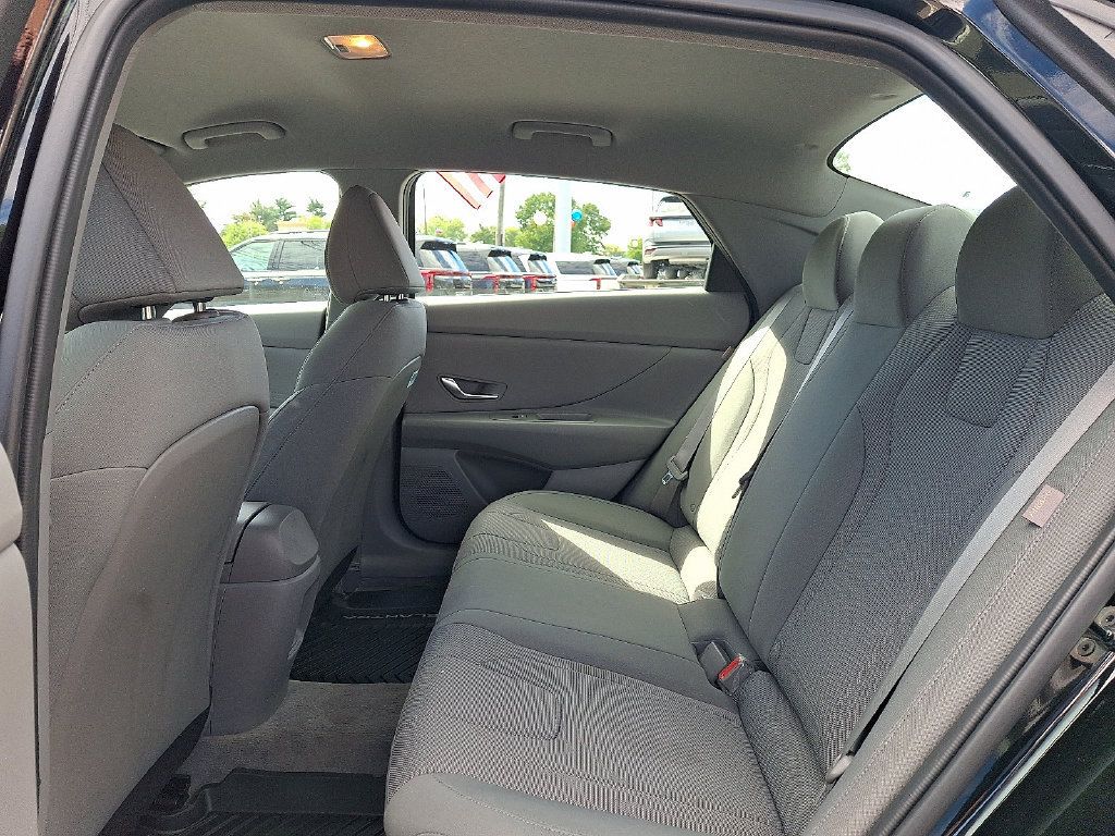 Used 2024 Hyundai Elantra SE FWD image 11