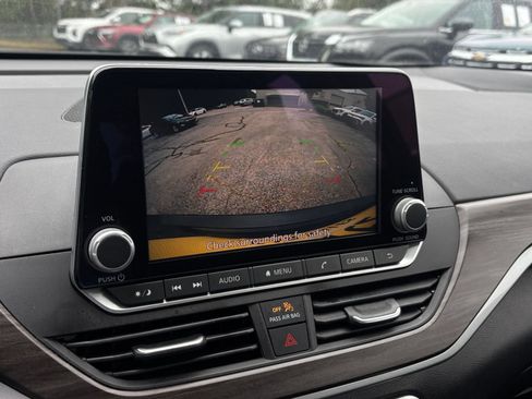 Used 2025 Nissan Altima 2.5 SV FWD image 25