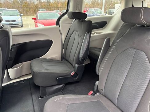 Used 2023 Chrysler Voyager LX image 17