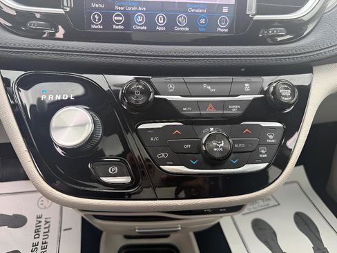 Used 2018 Chrysler Pacifica Limited image 34