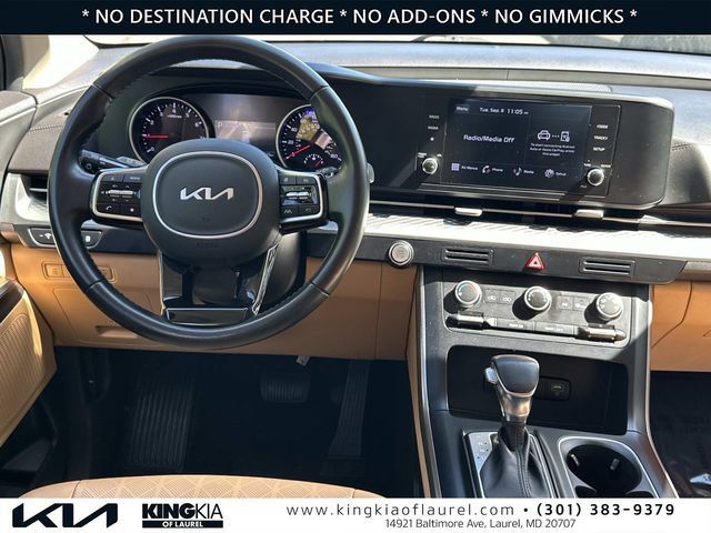 Used 2023 Kia Carnival LX FWD image 2