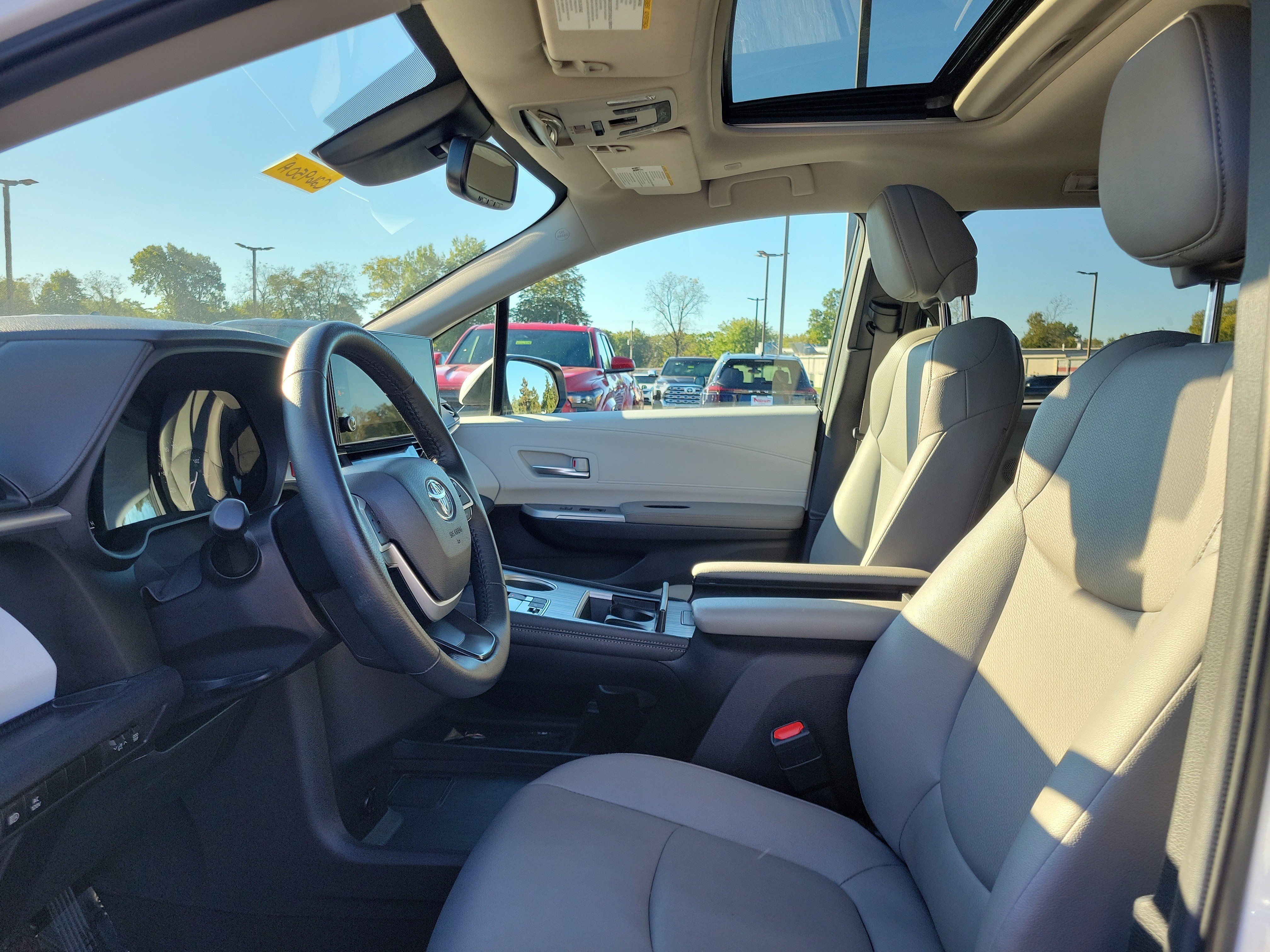 Used 2025 Toyota Sienna XLE w/ XLE Plus Package FWD image 16
