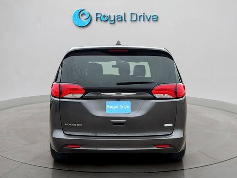 Used 2021 Chrysler Voyager L FWD image 5
