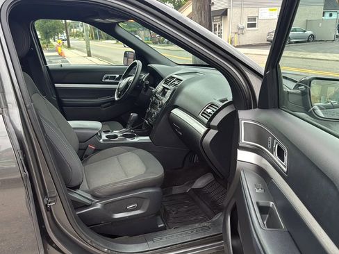 Used 2017 Ford Explorer XLT image 25