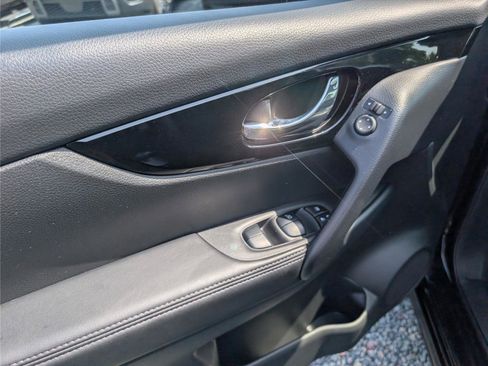 Used 2020 Nissan Rogue Sport SV FWD image 19