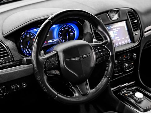 Used 2018 Chrysler 300 S w/ 300S Premium Group RWD image 24